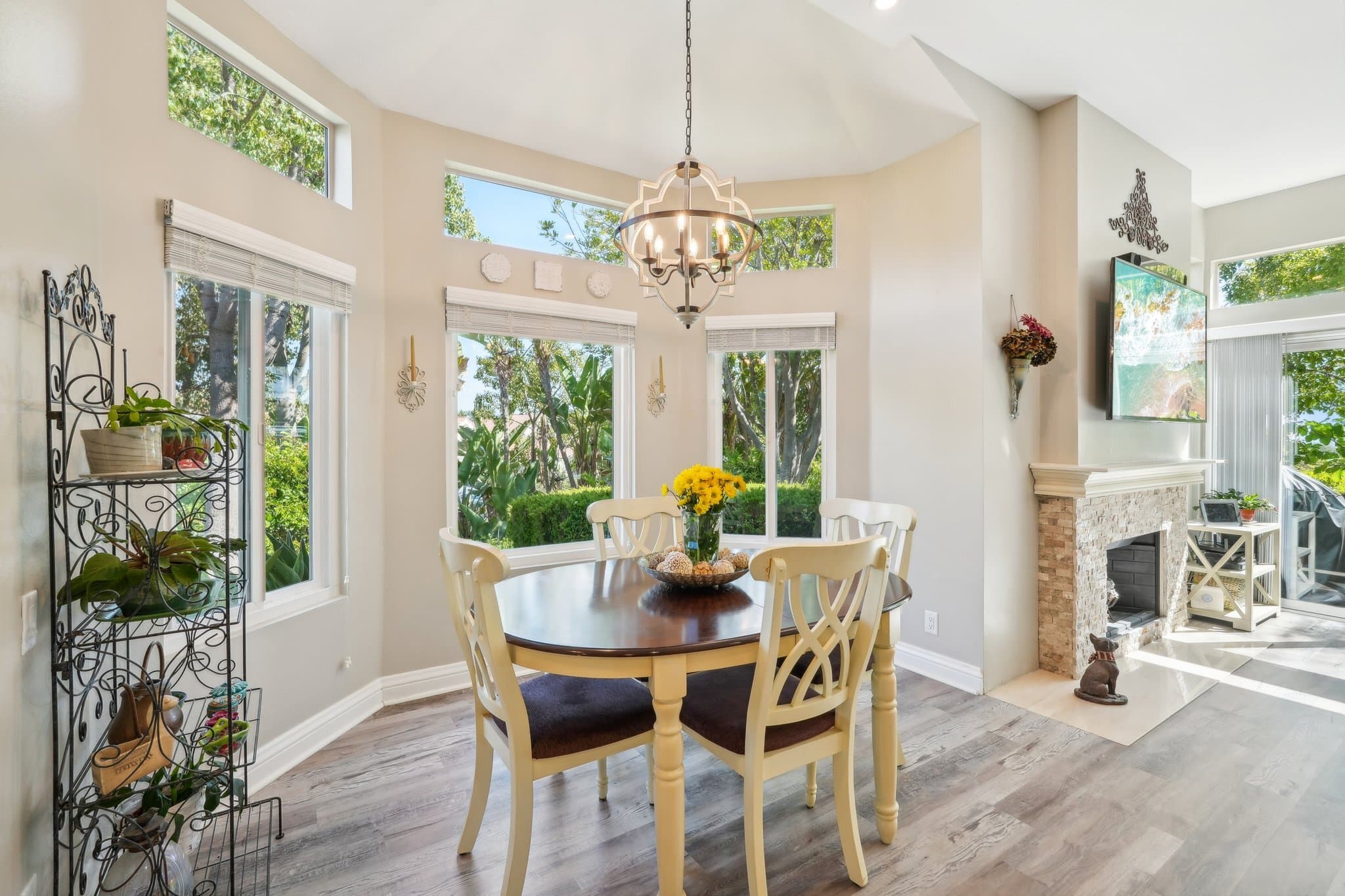 Calle Katrina dining room, the kind of home the buying process delivers